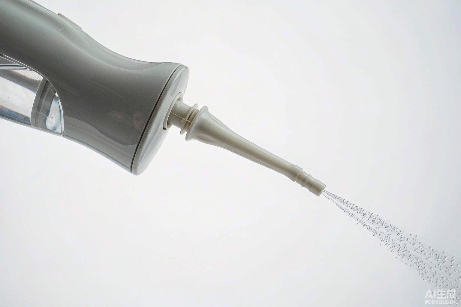 冲牙器：细密水柱清洁牙齿间隙的示意图